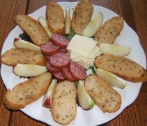Finger Lakes Harvest: chevon summer sausage, NYS cheddar cheese, fresh apple slices and crostini